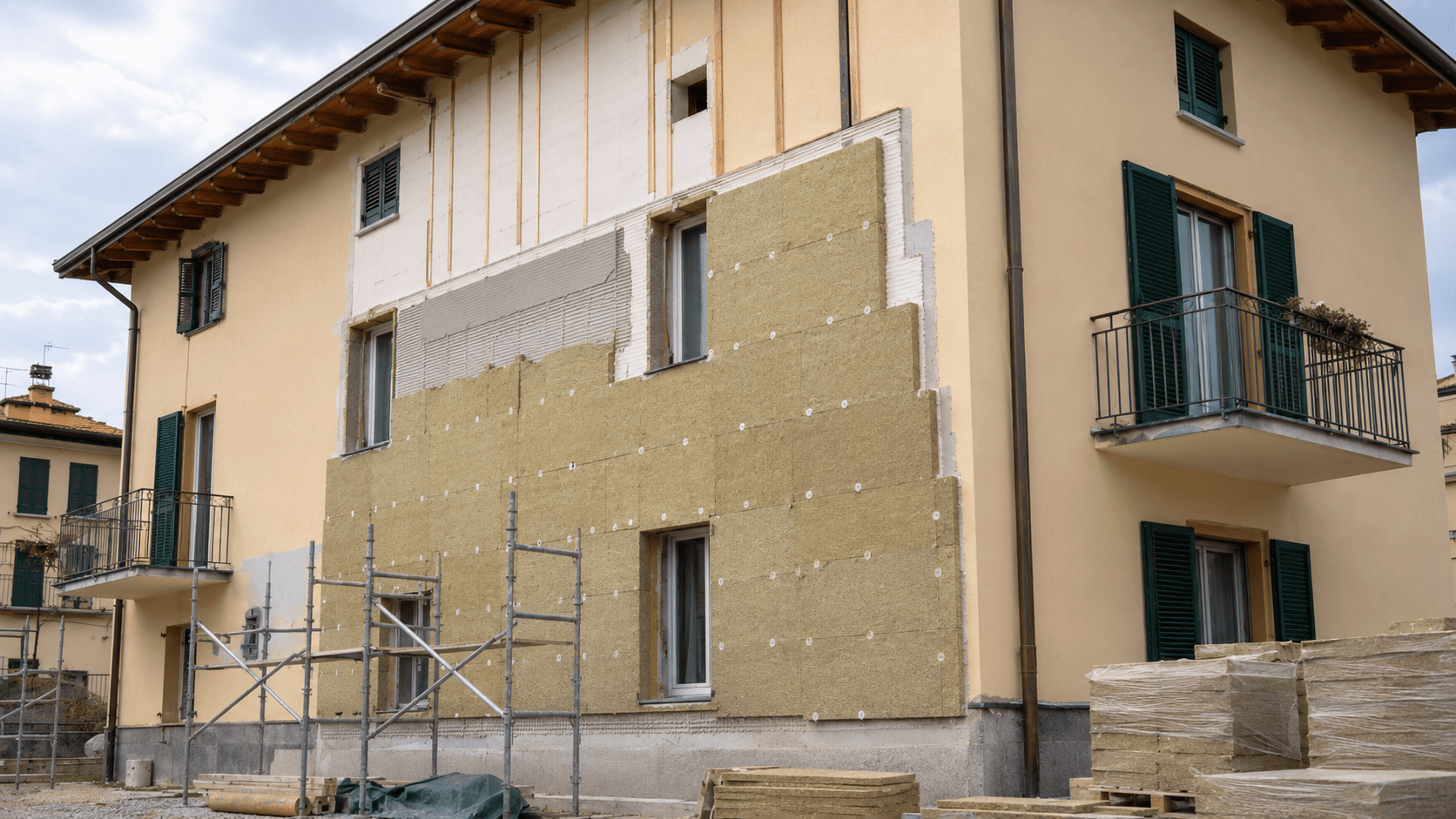 Cappotto naturale in fibra di canapa applicato su edificio residenziale in riqualificazione.
